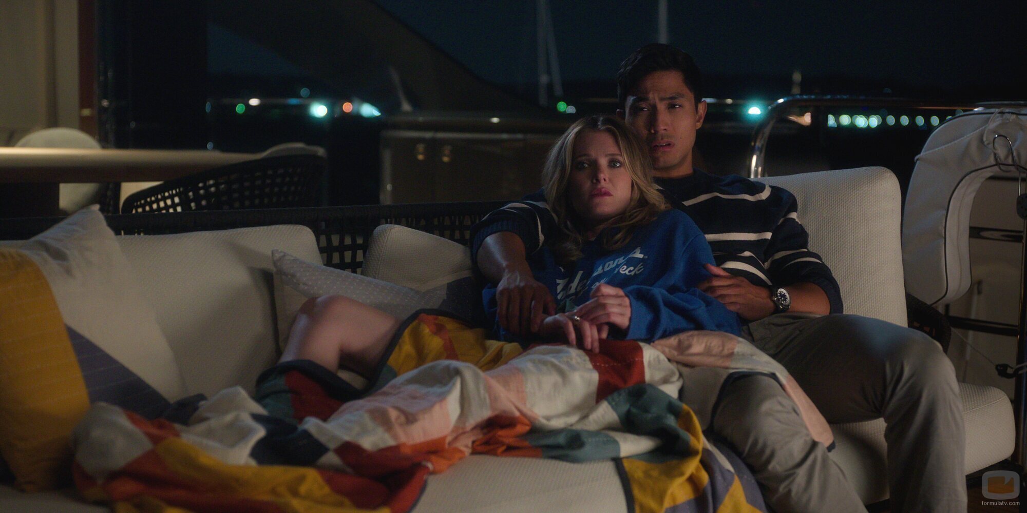 Meghann Fahy y Trevor Salter en 'Exilio' de 'Sirens'