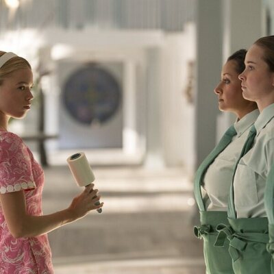 Milly Alcock en 1x01 'Exilio' de 'Sirenas'