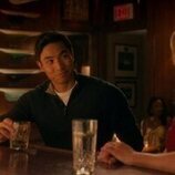 Meghann Fahy y Trevor Salter en 'Exilio' de 'Sirenas'