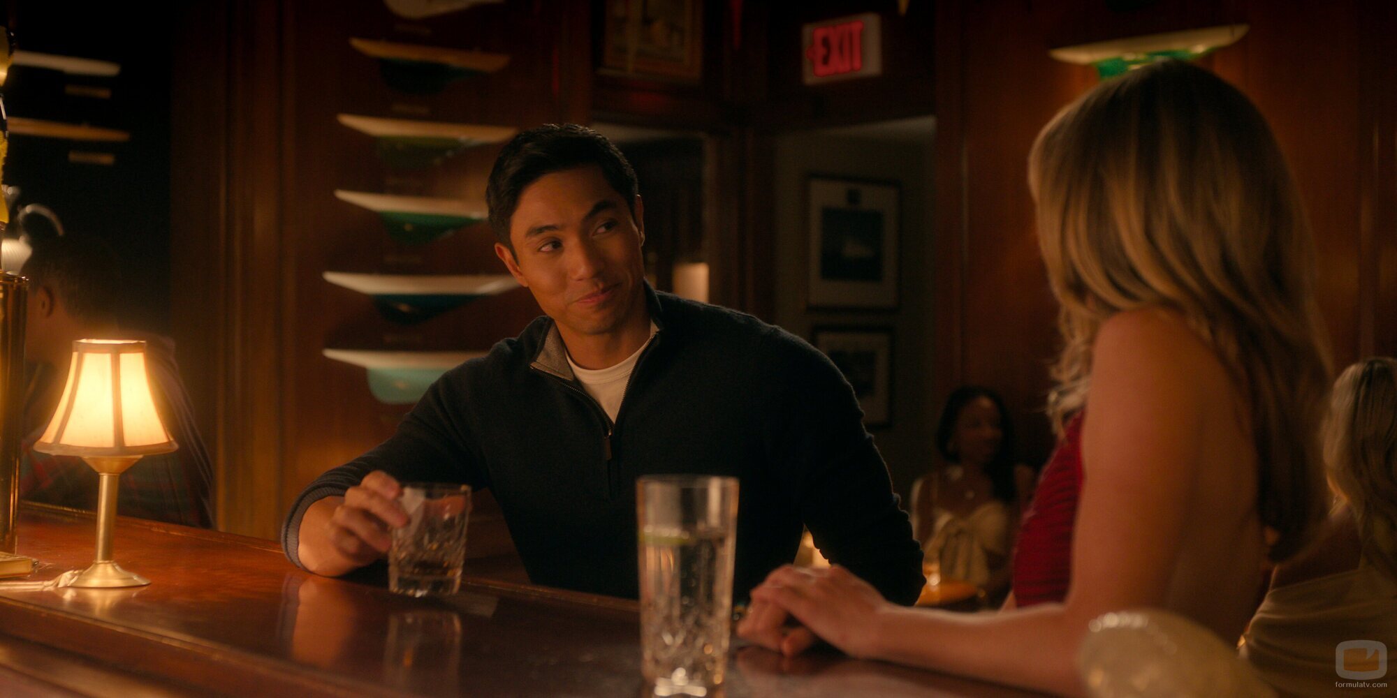 Meghann Fahy y Trevor Salter en 'Exilio' de 'Sirenas'