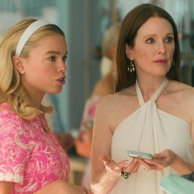 Julianne Moore y Milly Alcock en 1x01 titulado 'Exilio' de 'Sirenas'