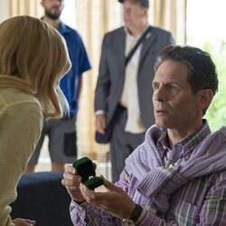 Glenn Howerton y Milly Alcock en la temporada 1 y el capítulo 04 de 'Sirenas'