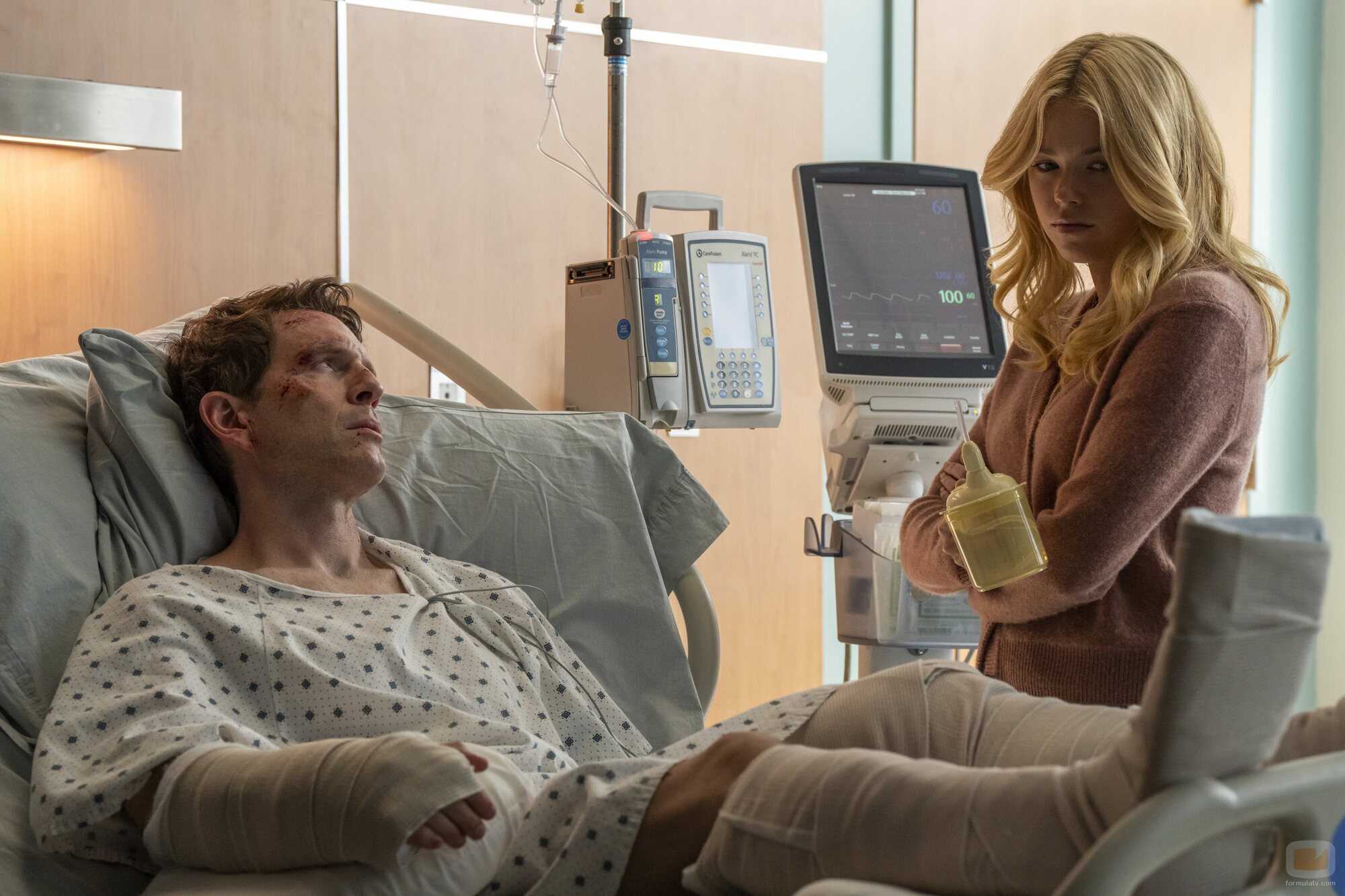 Glenn Howerton y Milly Alcock en Capítulo 5 titulado 'Canto de sirenas' de 'Sirenas'