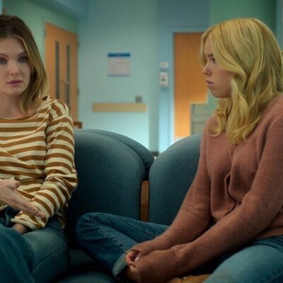 Meghann Fahy y Milly Alcock en el 1x05 de 'Sirenas'