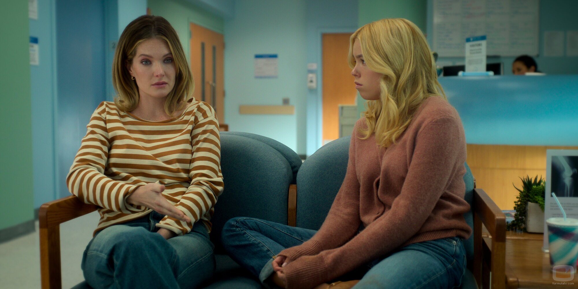 Meghann Fahy y Milly Alcock en el 1x05 de 'Sirenas'
