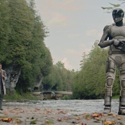 Alexander Skarsgard en 1x03 'Evaluación de riesgo' de 'Matabot'
