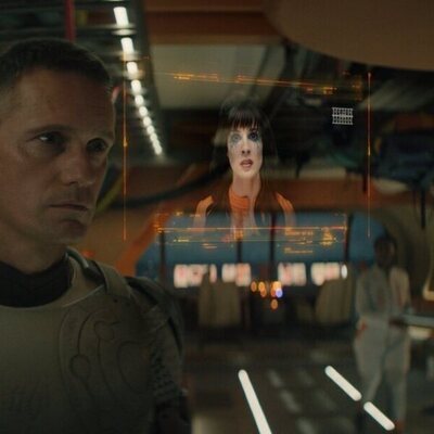 Alexander Skarsgard en el 1x03 de 'Murderbot'