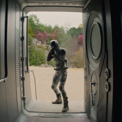 Imagen de Alexander Skarsgard en 1x03 'Evaluación de riesgo' de 'Matabot'