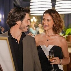 Yon González y Carolina Miranda en el 1x01 de 'Velvet. El Nuevo Imperio'