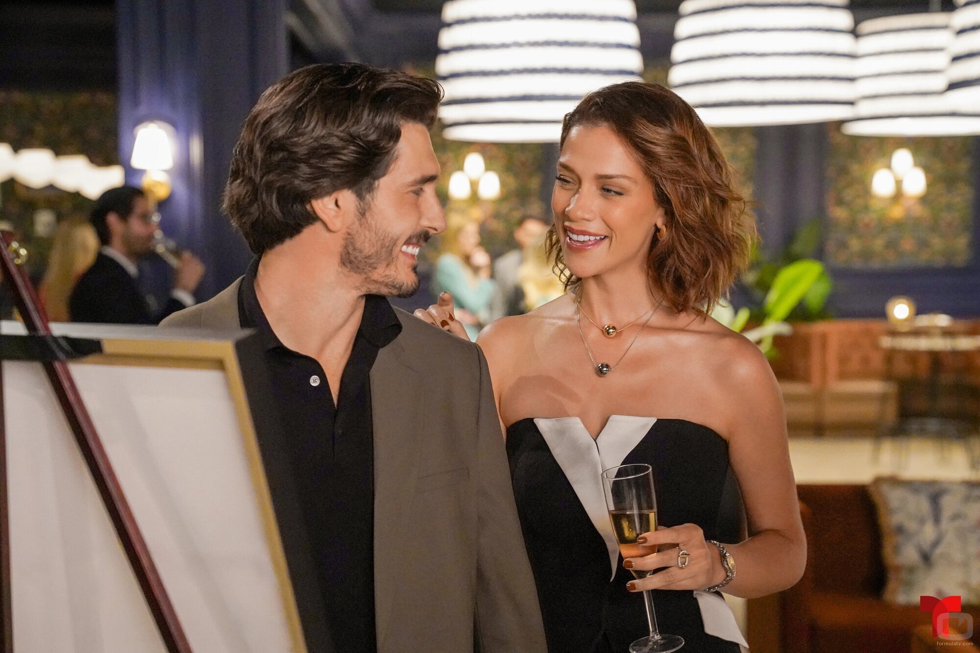 Yon González y Carolina Miranda en el 1x01 de 'Velvet. El Nuevo Imperio'