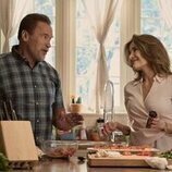 Arnold Schwarzenegger y Fabiana Udenio en el 1x01 de 'FUBAR'