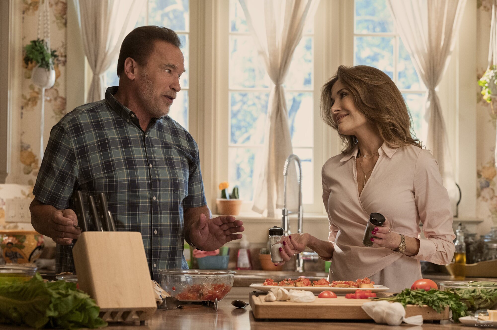 Arnold Schwarzenegger y Fabiana Udenio en el 1x01 de 'FUBAR'