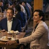 Gabriel Luna y Arnold Schwarzenegger en la temporada 1 y el capítulo 01 de 'Fubar'