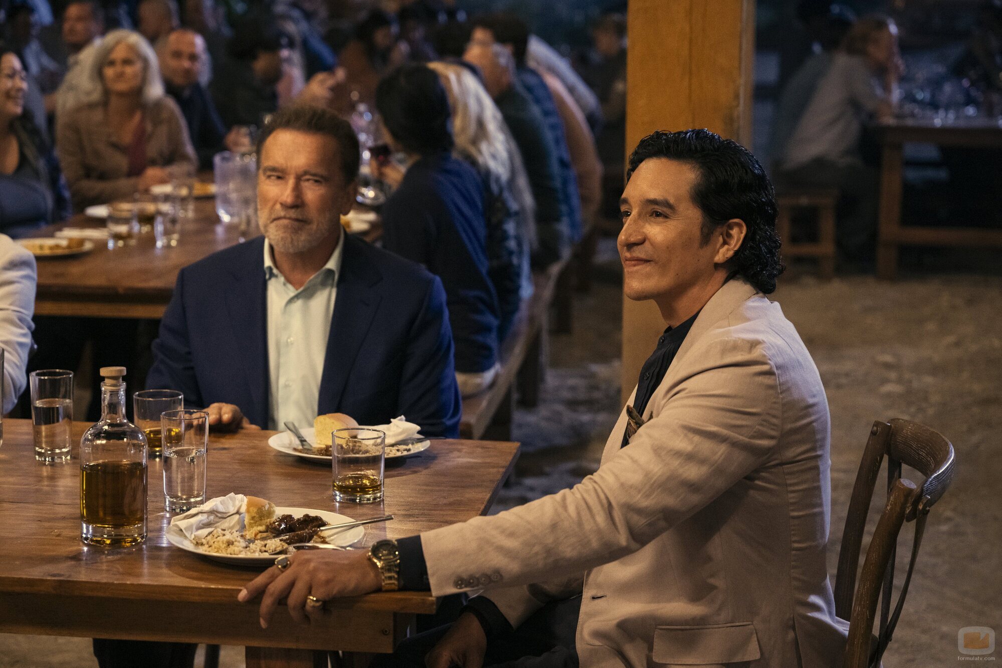 Gabriel Luna y Arnold Schwarzenegger en la temporada 1 y el capítulo 01 de 'Fubar'