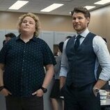 Fortune Feimster y Travis Van Winkle en Capítulo 1 titulado 'De tal padre tal hija' de 'Fubar'