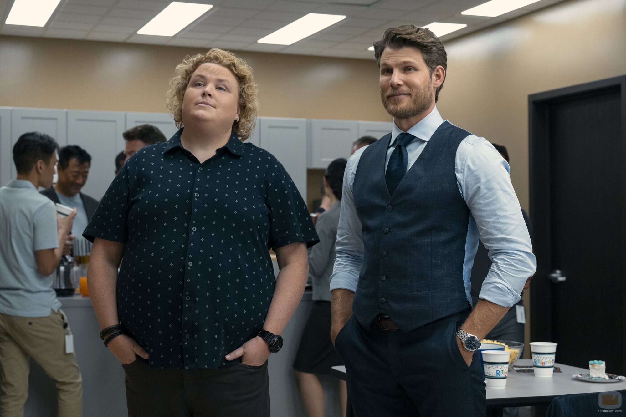 Fortune Feimster y Travis Van Winkle en Capítulo 1 titulado 'De tal padre tal hija' de 'Fubar'