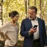 Arnold Schwarzenegger y Monica Barbaro en 'De tal padre tal hija' de 'Fubar'