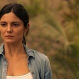 Monica Barbaro en 1x01 titulado 'De tal padre tal hija' de 'Fubar'
