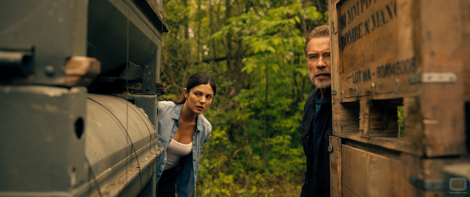 Arnold Schwarzenegger y Monica Barbaro en 1x01 titulado 'De tal padre tal hija' de 'Fubar'