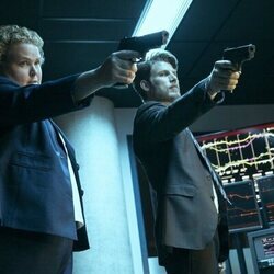 Fortune Feimster y Travis Van Winkle en Capítulo 2 titulado 'Asalto a un tren' de 'Fubar'