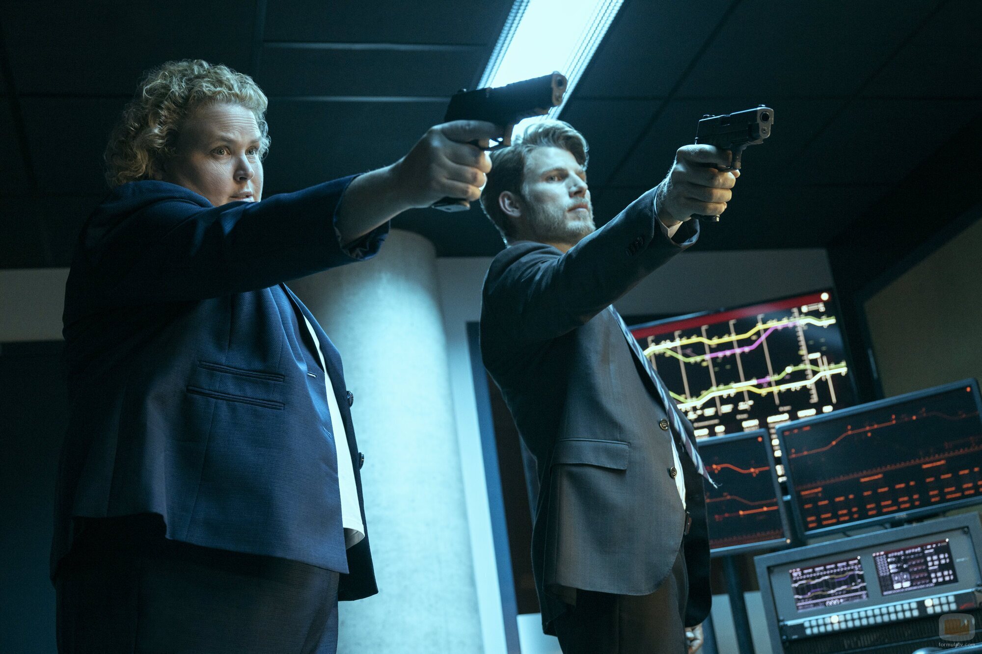 Fortune Feimster y Travis Van Winkle en Capítulo 2 titulado 'Asalto a un tren' de 'Fubar'