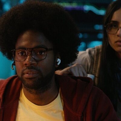 Aparna Brielle y Milan Carter en Capítulo 2 titulado 'Asalto a un tren' de 'Fubar'