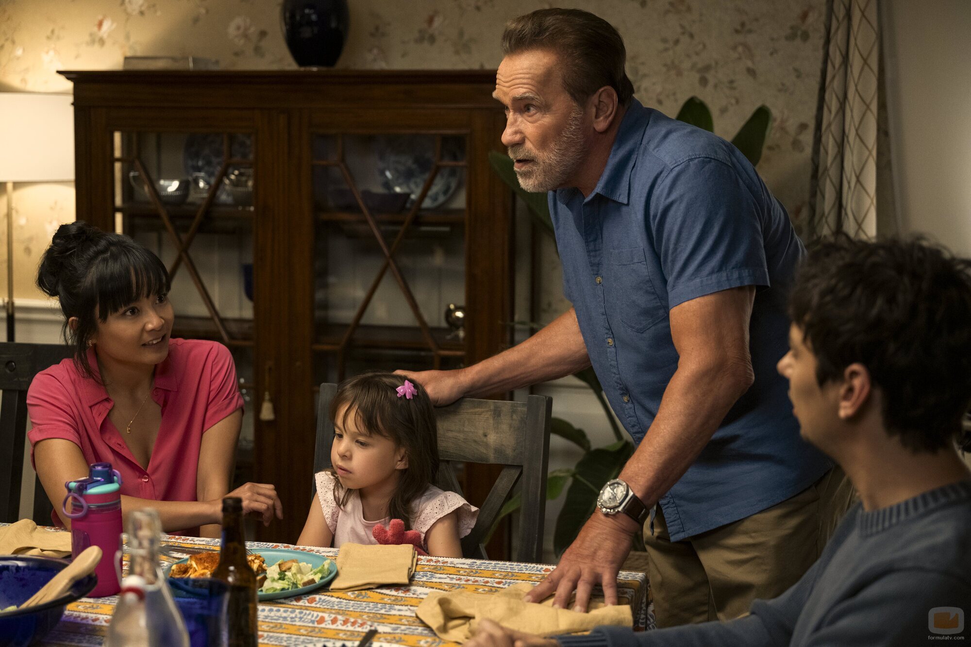 Devon Bostick y Arnold Schwarzenegger en 'Asalto a un tren' de 'FUBAR'