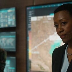 Barbara Eve Harris y Aparna Brielle en 'Asalto a un tren' de 'FUBAR'