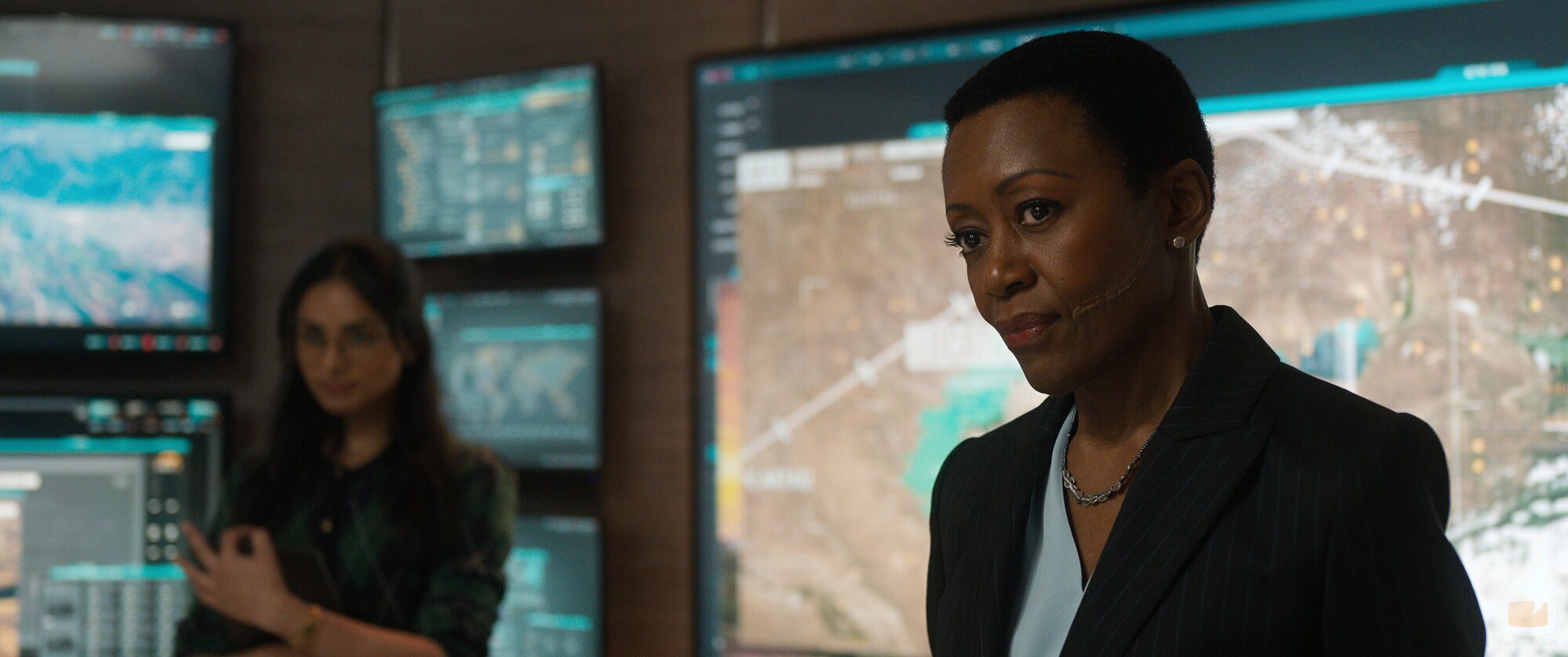 Barbara Eve Harris y Aparna Brielle en 'Asalto a un tren' de 'FUBAR'