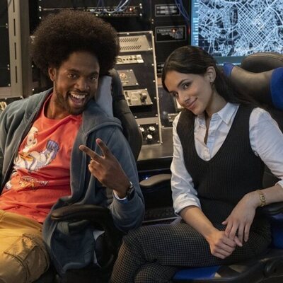 Aparna Brielle y Milan Carter en 1x03 'El señuelo' de 'Fubar'