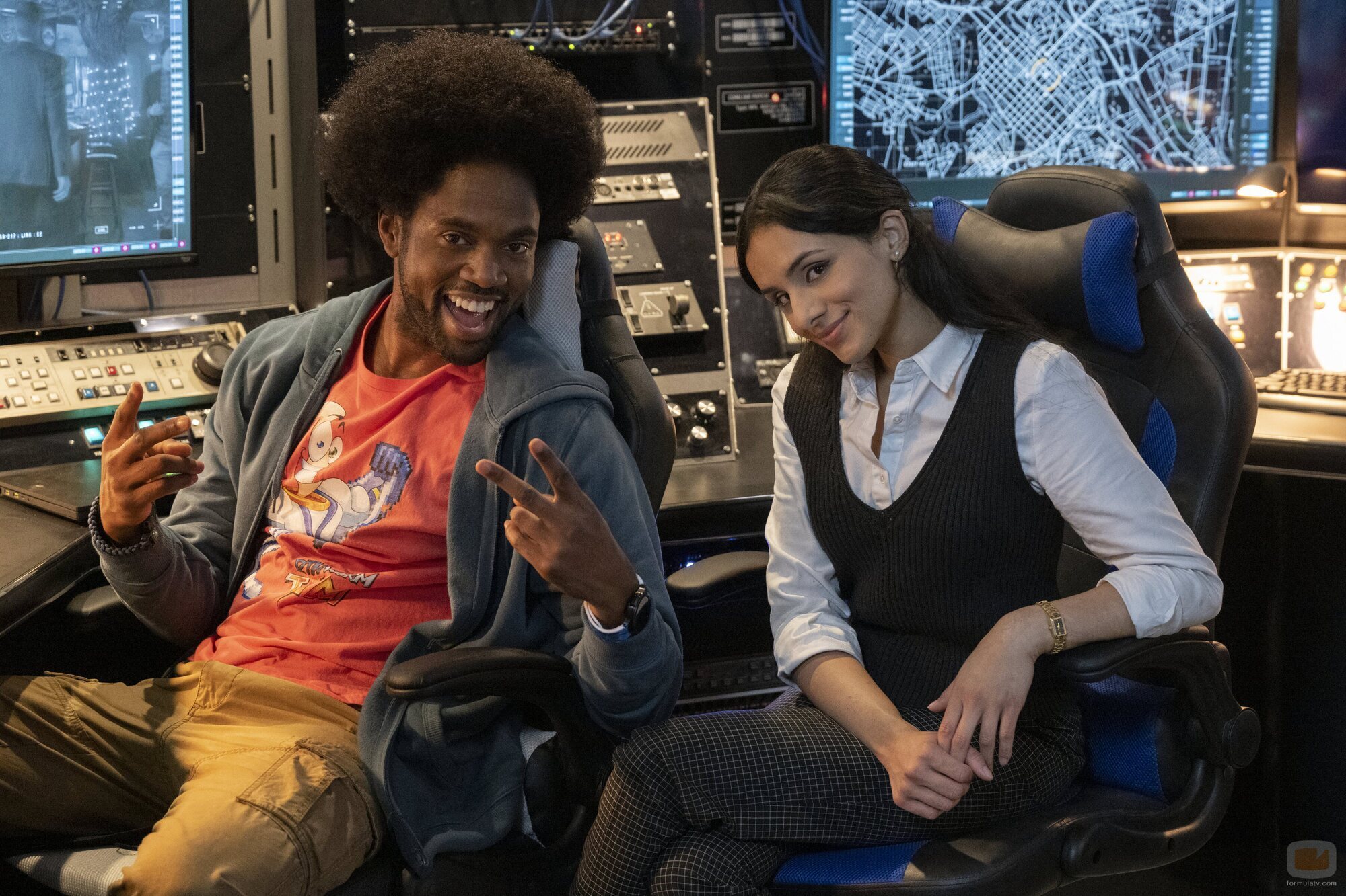 Aparna Brielle y Milan Carter en 1x03 'El señuelo' de 'Fubar'