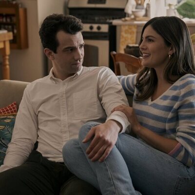 Monica Barbaro y Jay Baruchel en la temporada 1 y el capítulo 03 de 'Fubar'
