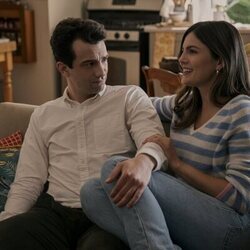 Monica Barbaro y Jay Baruchel en la temporada 1 y el capítulo 03 de 'Fubar'