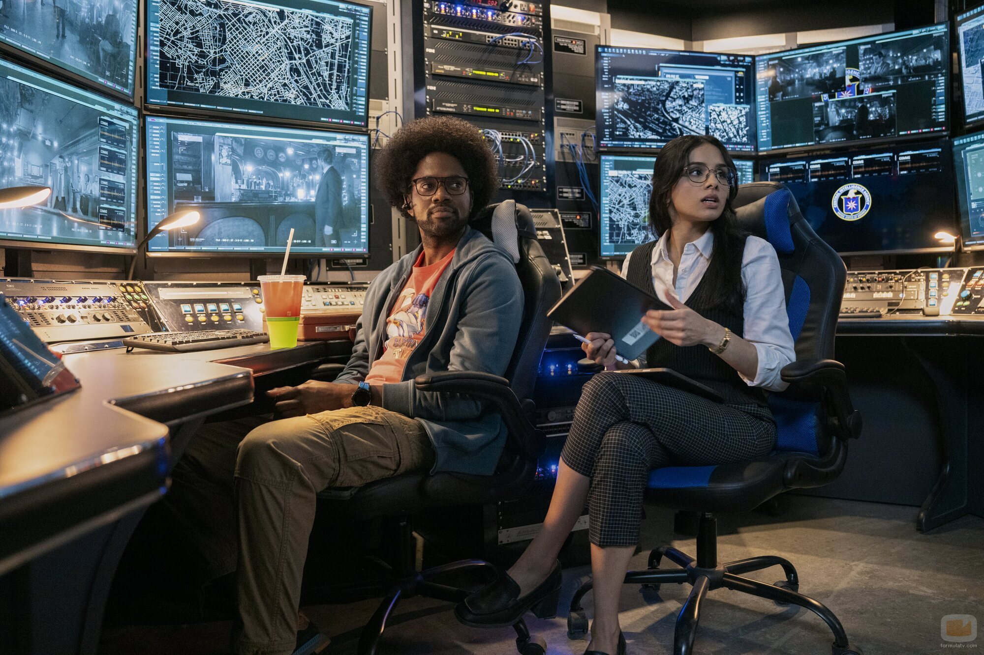 Imagen de Aparna Brielle y Milan Carter en 1x03 'El señuelo' de 'Fubar'