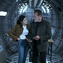 Arnold Schwarzenegger y Monica Barbaro en 1x03 'El señuelo' de 'Fubar'