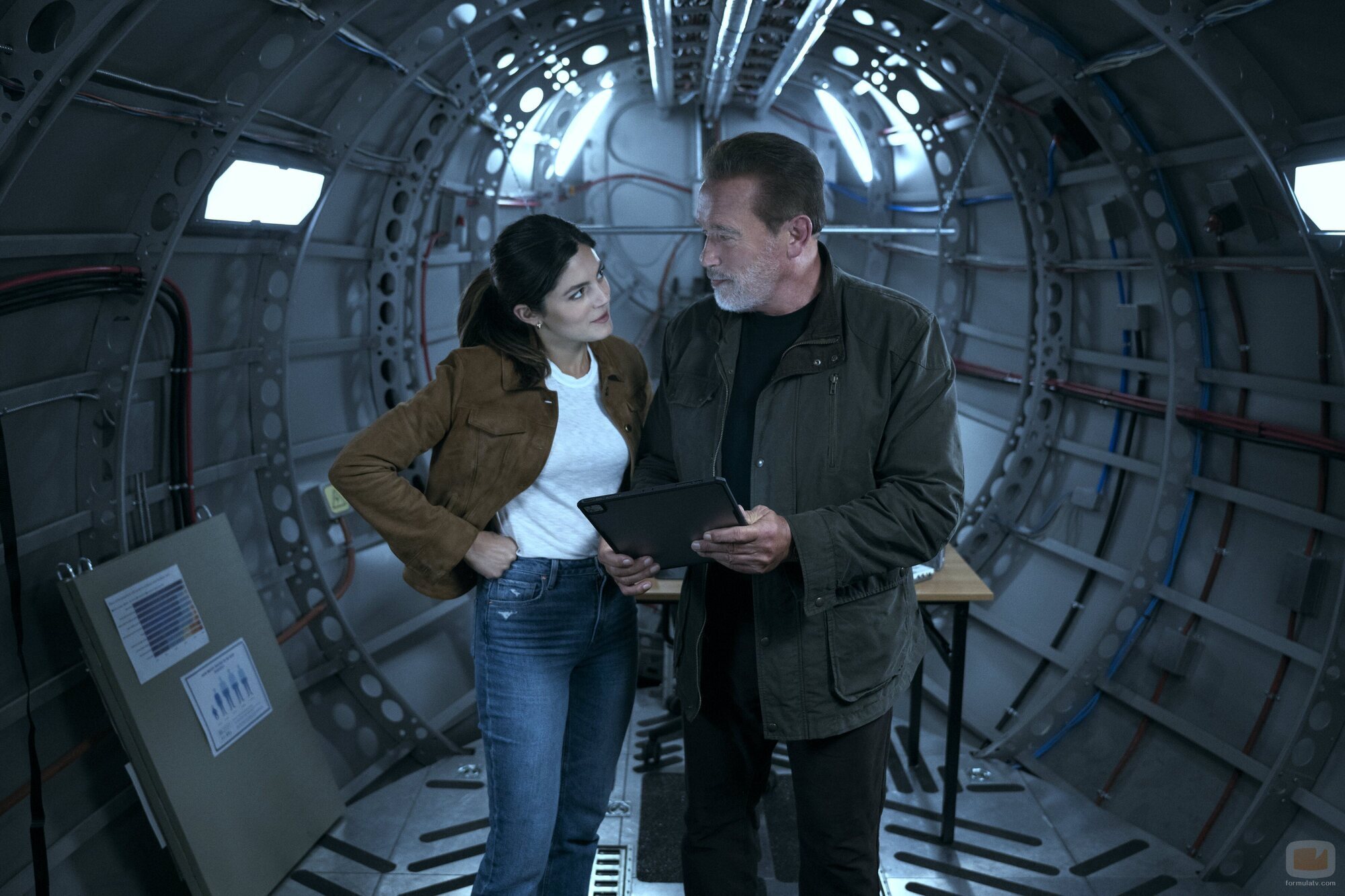 Arnold Schwarzenegger y Monica Barbaro en 1x03 'El señuelo' de 'Fubar'