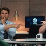 Fortune Feimster y Travis Van Winkle en la temporada 1 y el capítulo 04 de 'Fubar'