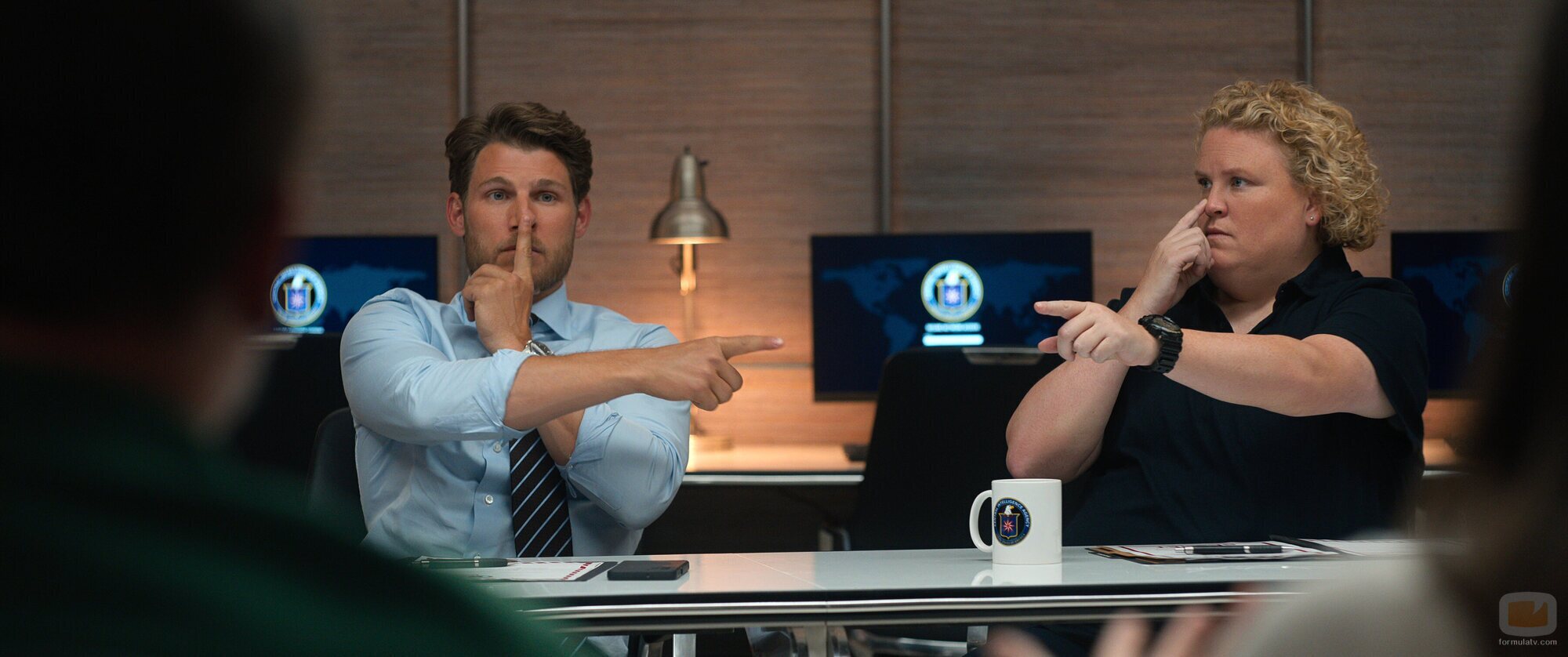 Fortune Feimster y Travis Van Winkle en la temporada 1 y el capítulo 04 de 'Fubar'