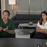 Arnold Schwarzenegger y Monica Barbaro en la temporada 1 y el capítulo 04 de 'Fubar'