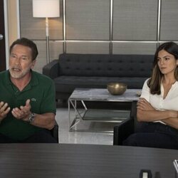 Arnold Schwarzenegger y Monica Barbaro en la temporada 1 y el capítulo 04 de 'Fubar'