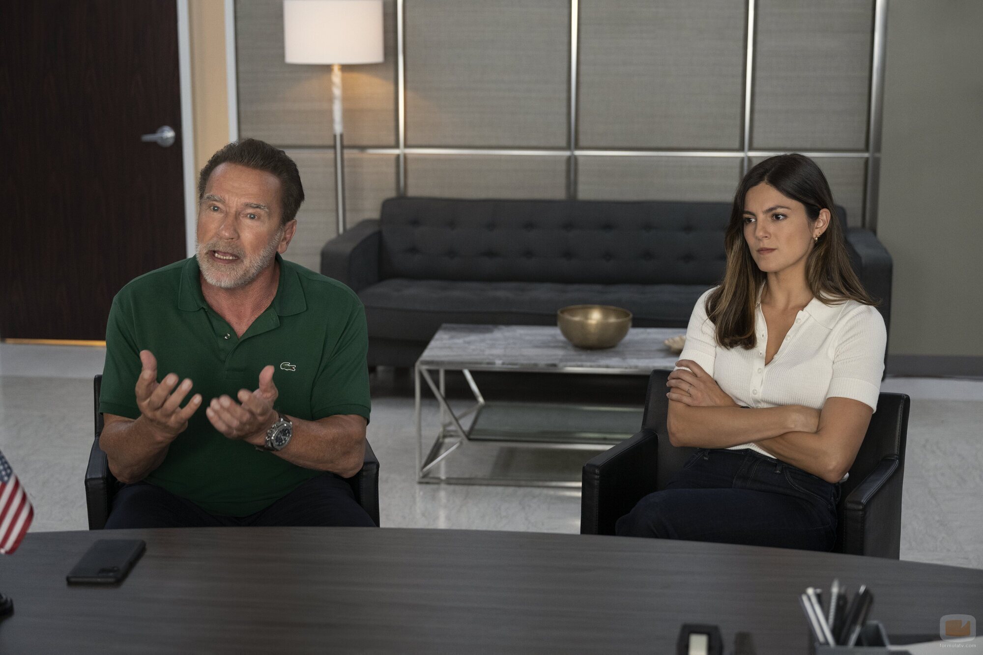 Arnold Schwarzenegger y Monica Barbaro en la temporada 1 y el capítulo 04 de 'Fubar'