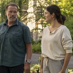 Arnold Schwarzenegger y Monica Barbaro en 1x04 titulado 'El danés armado y peligroso' de 'Fubar'