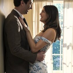 Monica Barbaro y Jay Baruchel en el 1x04 de 'FUBAR'