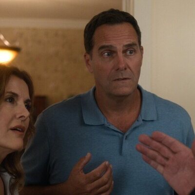 Andy Buckley y Fabiana Udenio en 'Misión médula ósea' de 'FUBAR'