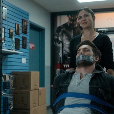 Dustin Milligan y Monica Barbaro en 1x05 titulado 'Misión médula ósea' de 'Fubar'
