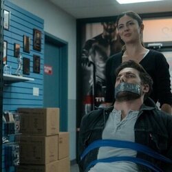 Dustin Milligan y Monica Barbaro en 1x05 titulado 'Misión médula ósea' de 'Fubar'