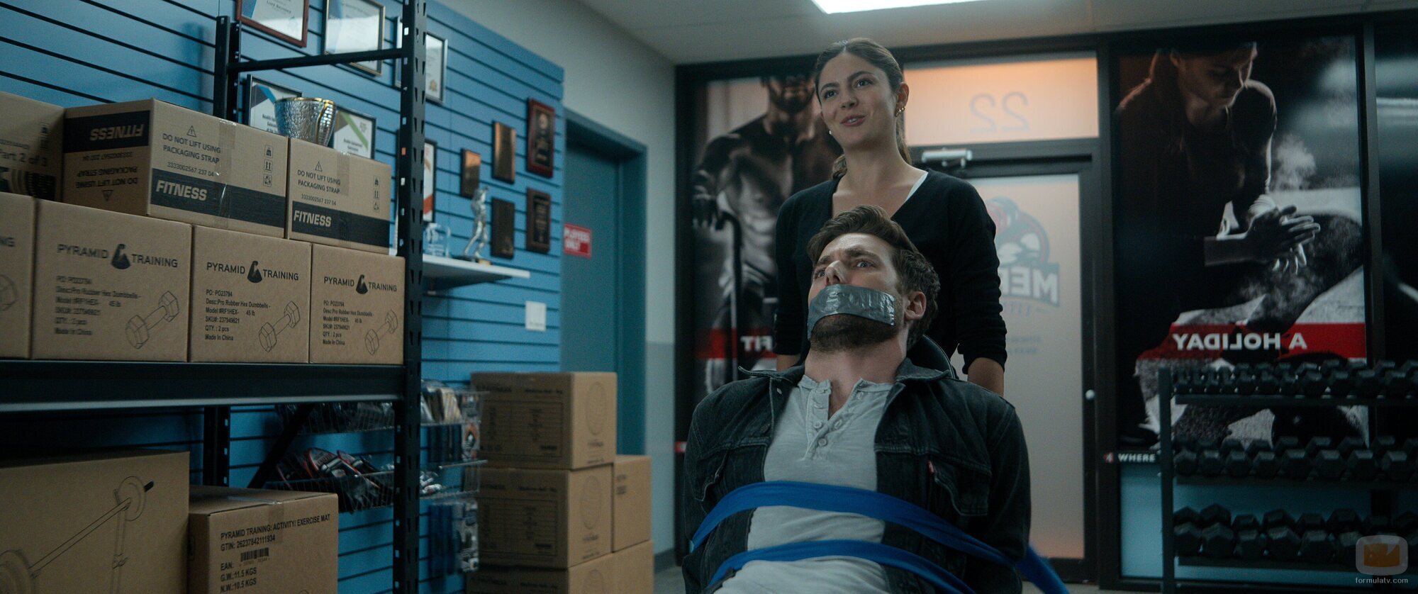 Dustin Milligan y Monica Barbaro en 1x05 titulado 'Misión médula ósea' de 'Fubar'