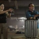 Arnold Schwarzenegger y Monica Barbaro en 'Misión médula ósea' de 'Fubar'