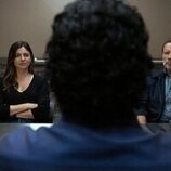 Still de Arnold Schwarzenegger y Monica Barbaro en 'Misión médula ósea' de 'FUBAR'