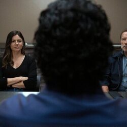 Still de Arnold Schwarzenegger y Monica Barbaro en 'Misión médula ósea' de 'FUBAR'